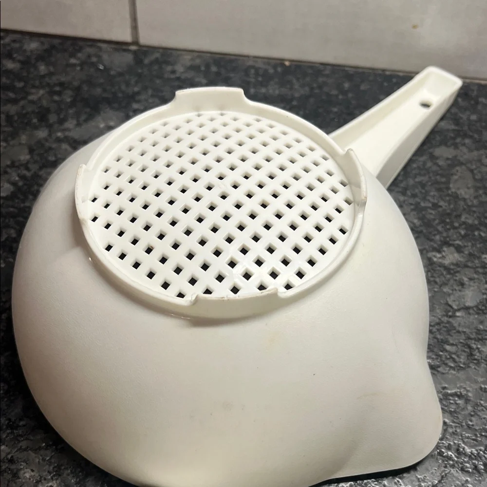 Vintage Tupperware White Plastic Strainer Set. Rare white color. Approx 7” each